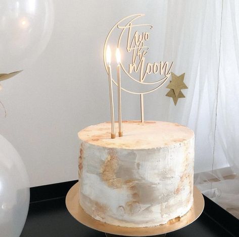 Beige Bday Cake, Neutral Aesthetic Birthday Cake, Gold Birthday Cake Aesthetic, White And Gold 30th Birthday Cake, Neutral Cake Ideas, Beige White Gold Birthday Cake, White And Gold Single Tier Cake, Elegant Birthday Cakes For Women, Bolo Boho