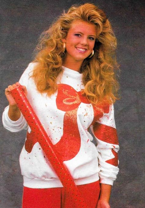 80s Christmas Fashion, Historic Christmas, 90s Ads, 80s Life, Easy Christmas Decor Ideas, Early 90s Fashion, 80s Christmas, Rose Gold Christmas Decorations, 1980s Fashion Trends