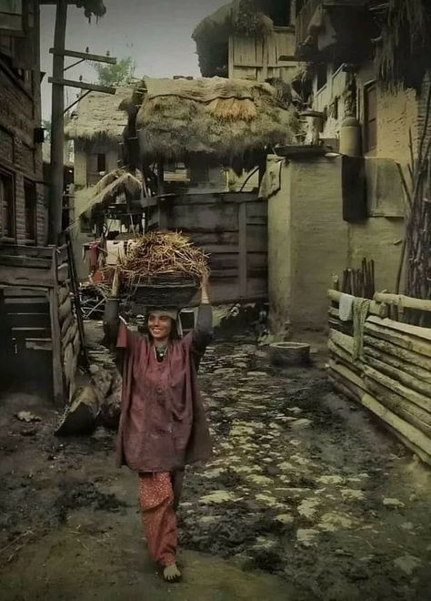 Old Kashmiri House, Kashmir Culture, Kashmiri People, Kashmir Tourism, Muslim Memes, Visual Narrative, Srinagar, Jammu And Kashmir, Poor People