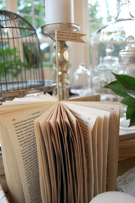 Book Club Decorating Ideas, Book Themed Centerpieces, Literary Centerpieces, Book Tablescape, Book Club Ideas Hosting Decor, Book Centerpiece Ideas, Book Decoration Ideas, Book Party Decor, Book Party Ideas