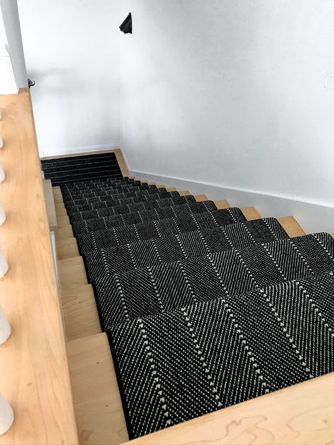 Black Herringbone Stair Runner, Wood Stair Runner, Wood Staircase With Runner, Stair Case Runner, Modern Stair Runner Ideas, Black And White Stair Runner, Ombré Stairs, Black Staircase With Runner, Stairway Flooring