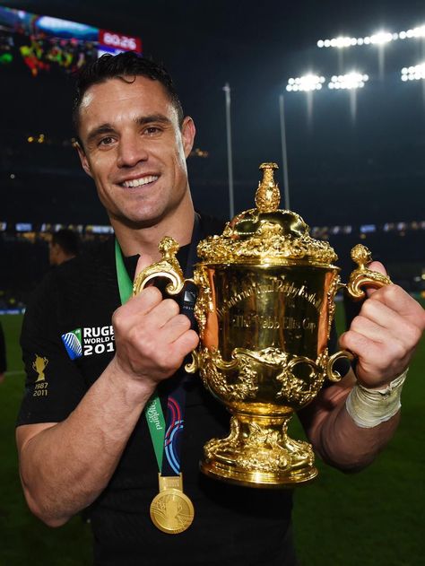 Dan Carter won the Player of the 2015 Rugby World Cup Tournament Dan Carter Rugby, Photo Rugby, Rugby Rules, Rugby Wallpaper, Rugby Pictures, All Blacks Rugby Team, Nz All Blacks, Dan Carter, Rugby Poster