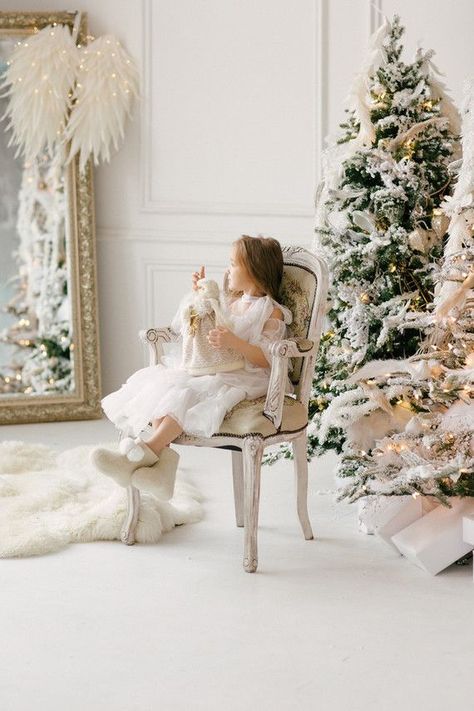 White And Gold Christmas, Christmas Family Photoshoot, Xmas Photos, Christmas Photo Booth, Family Christmas Pictures, Christmas Portraits, Christmas Shoot, Christmas Mini Sessions, Christmas Family Photos