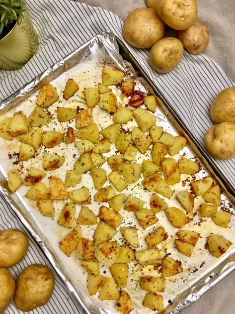 Crispy Parmesan Roasted Potatoes | Foodtalk Parmesan Baked Potatoes, Potatoes Crispy, Parmesan Roasted Potatoes, Roasted Potato Recipes, Yellow Potatoes, Parmesan Potatoes, Potato Bites, Potato Sides, Potato Side Dishes