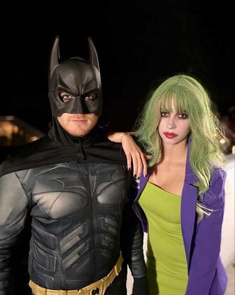 Costume Batman & Joker, Couple Costume, Halloween Joker Couple Costume, Super Hero Couples, Heroes And Villains Costumes, Joker Halloween Costume, Villains Party, Batman Halloween, Batman Costumes, Joker Halloween, Best Couples Costumes