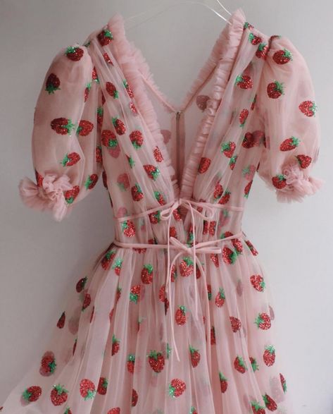 Short Sleeve Prom Dresses, Lirika Matoshi, Strawberry Dress, Midi Ruffle Dress, Mom Dress, Moda Vintage, Fancy Dresses, 90s Fashion, Pretty Dresses