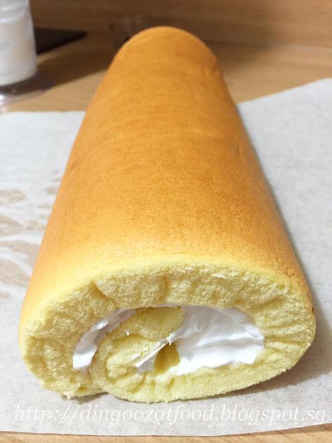 Singapore cooking/ baking/ food & recipe blog features more than 400 tried & tested, quick & easy kid friendly recipes with steps by steps tutorial. Vanilla Swiss Roll Recipe, Wind Cake, Roll Cake Recipe Vanilla, Vanilla Swiss Roll, Swiss Roll Recipe, Sponge Cake Roll, Swiss Roll Cakes, Jelly Roll Cake, Swiss Cake