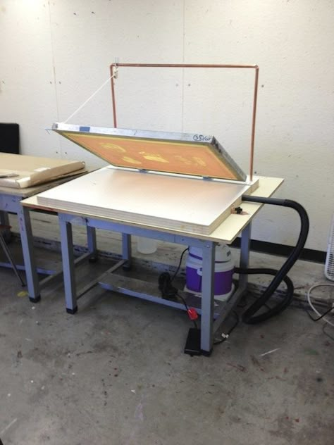 Screen Printing Room, Screen Printing Table, Screen Printing Projects, Screen Printing Shops, Screen Printing Equipment, Printmaking Studio, Screen Printing Studio, Screen Printing Press, Printing Studio