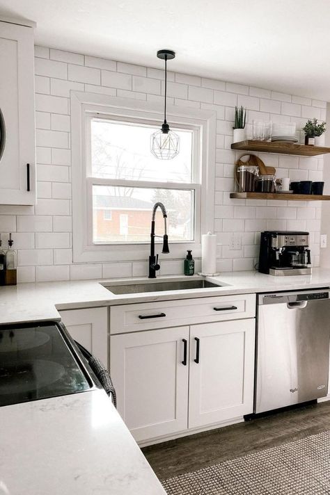 Open shelving can be tough to pull off in the kitchen. Check out these 50+ inspiring ideas to organize the pretties open shelves in the kitchen done by interior designers and home decor lovers. Kitchen With Shelves, Open Shelves Ideas, Shelves In The Kitchen, White Shaker Kitchen, Shelves Ideas, Open Kitchen Shelves, Kitchen Corner, Chic Kitchen, Farmhouse Style Kitchen