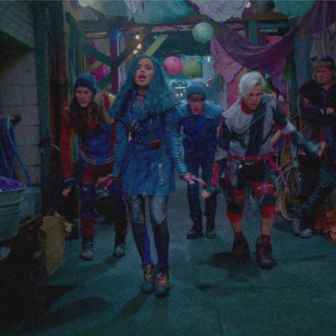 Chillin' Like a Villain💙 Chillin Like A Villain, Twilight Aesthetic, Descendants 2, Sofia Carson, Music Taste, Dove Cameron, Descendants, Zombie, Sofia