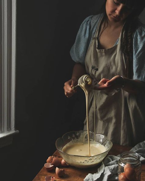 Baking photography Baker Photoshoot, Baking Photoshoot, Baking Photography, Shots Ideas, Branding Photoshoot Inspiration, Gloomy Day, Flat Lay Photography, Kitchen Baking, Branding Photoshoot