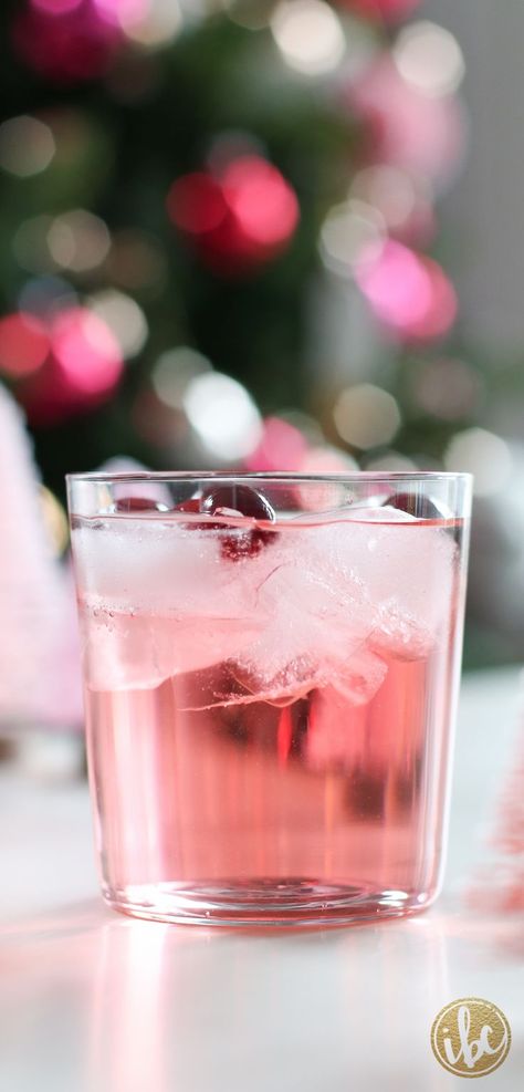 The BEST punch recipe. And it's only three ingredients. Jingle Juice Holiday Punch, Champagne Punch Recipes, Best Punch Recipe, Christmas Cocktails Easy, Jingle Juice, Holiday Punch Recipe, Champagne Punch, Holiday Punch, Christmas Punch