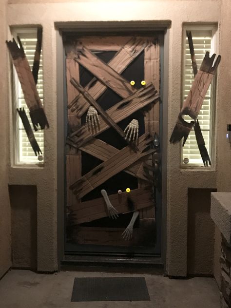 Scary Front Porch Halloween Ideas Decoration, College Dorm Door Halloween Decorations, Halloween Door Decorations Contest Scary, Fall Door Contest Ideas, Spooky Halloween Door Ideas, Halloween Decorated Door, Haloween Decoracion Diy Outside, Halloween Spooky Decorations, Halloween Door Decorations Scary