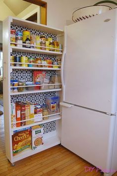 DIY space saving rolling kitchen pantry Rolling Pantry, Tiny House Kitchen Storage, Small Space Storage Solutions, Organiser Cucina, Diy Space Saving, Diy Rangement, Apartment Storage, Diy Space, Diy Pantry