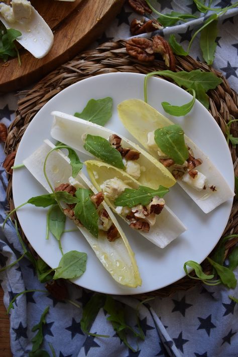 25 + Grown Up Party Appetizers - Julia's Cuisine Endive Cups, Caprice Salad, Endive Appetizers, Italian Stuffed Mushrooms, Crumbled Goat Cheese, Dinner Party Appetizers, Pecan Salad, Cheese Bites, Party Appetizers