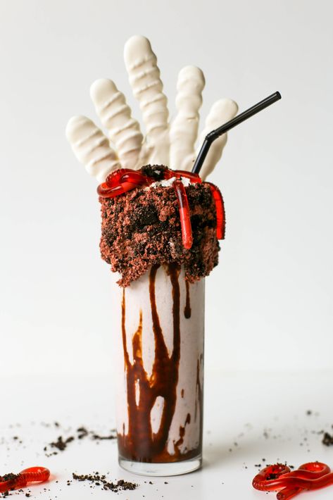 Graveyard Halloween Milkshake Recipe Halloween Milkshakes, Diy Halloween Food, Frozen Drink Recipes, Halloween Ice Cream, Recipes Halloween, Spooky Halloween Food, Chocolate Chip Ice Cream, Milkshake Recipes, Chocolate Wafers