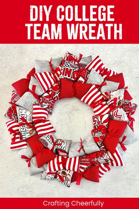 Sports Wreaths Diy, College Wreaths, Vinyl Paper Crafts, Paper Template Free, Jar Decorations, Diy College, Christmas Party Crafts, Best Graduation Gifts, Sports Wreaths