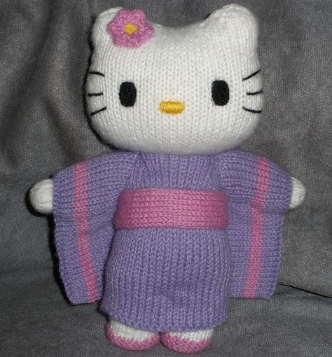 Hermosa Hello Kitty tejid en agujas Hello Kitty Knitting Pattern Free, Knitted Hello Kitty Pattern, Christmas Kitty Crochet, Hello Kitty Knitted Bag, Crochet Plush Kitty, Knitted Stuffed Animals, Crafty Christmas, Hello Kitty Plush, Flower Bag