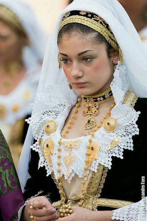 Calabria Italy Costumes Around The World, Folk Clothing, National Dress, Folk Dresses, Ethnic Dress, Folk Costume, World Cultures, Historical Clothing, Anthropology