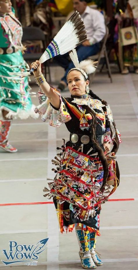 Jingle Dancer, Jingle Dress Dancer, Powwow Dancers, Powwow Outfits, American Indian Quotes, American Stuff, Native Beauty, Native American Dance, Native Women