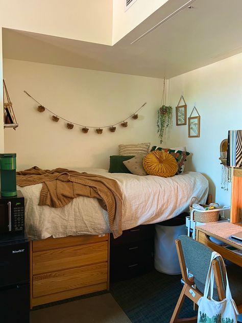 Brown And Cream Dorm Room, Earth Tones Dorm Room, Uvic Dorm, Warm Dorm Room Aesthetic, Beige Dorm Room, Brown Dorm Room, Earth Tone Dorm Room, Granola Dorm Room, Brown Room Decor