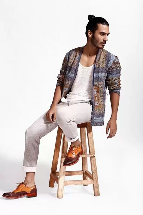 Bohemian Outfits for Men17 Ways How to Get a Bohemian Style Bohemian Outfit Men, Bohemian Attire, Boho Men Style, Bohemian Men, Mode Hip Hop, Bohemian Style Men, Moda Hippie, Boho Men, Estilo Hippie