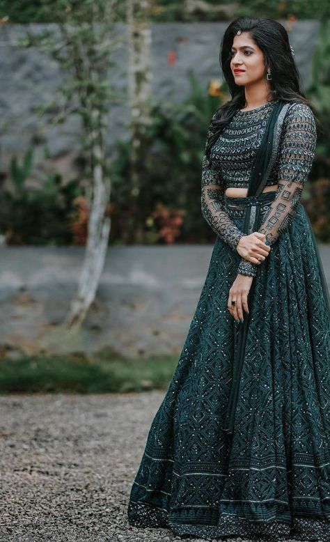 Wedding Party Dress Guest Outfits, Simple Engagement Dress, Kerala Engagement Dress, Engagement Dress For Groom, Indian Wedding Reception Outfits, Wedding Party Dress Guest, Engagement Dress For Bride, Wedding Reception Outfit, Reception Outfits