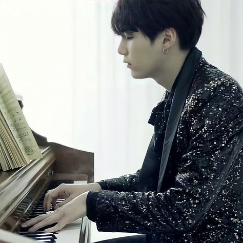 Jungkook Piano, Yoongi Playing Piano, Yoongi Piano, Playing Piano Drawing, Piano Drawing, Mr Min, Fav Person, Playing Piano, No One Loves Me