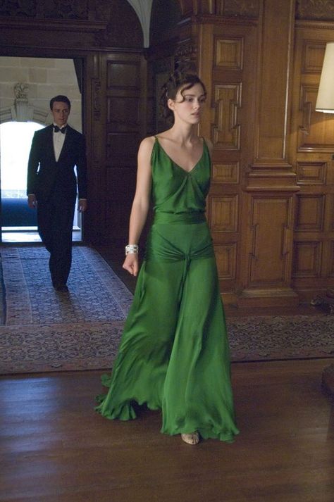 Os 15 vestidos mais marcantes do cinema | MdeMulher Atonement Dress, Keira Knightly, Emerald Dresses, Atonement, Stil Inspiration, Keira Knightley, Beauty Dress, Movie Costumes, 여자 패션