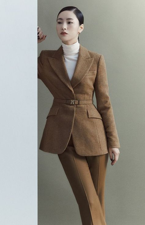 Minimal Outfit Winter, Fall Collection 2022, Successful Women Style, Jeon Yeobeen, Stylish Business Outfits, Woman In Suit, Clueless Outfits, Woman Suit Fashion, Classy Work Outfits