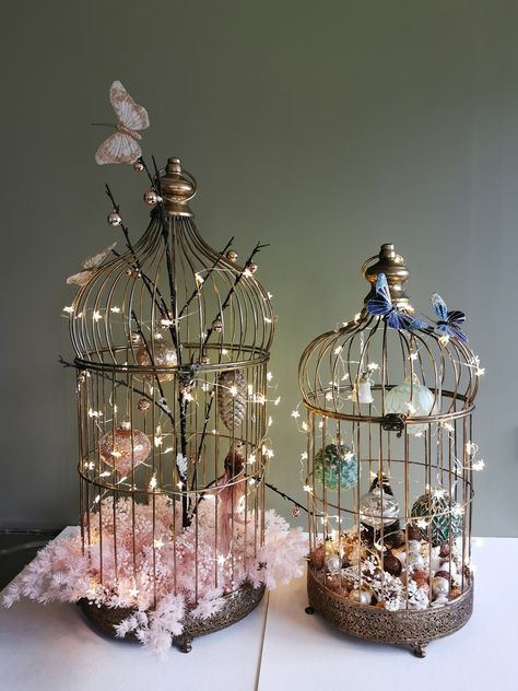 Birdcage Ideas Decor, Bird Themed Room Decor, Birdcage Christmas Ideas, Decorate A Bird Cage Ideas, Birdcage Christmas Decor, Fairy Birdcage, Christmas Birdcage Ideas, Decorated Bird Cages, Christmas Bird Cage