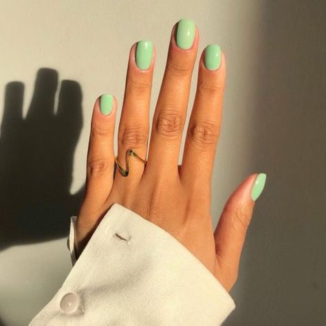 50+ Green Nails To Try Right Now! - The Pink Brunette St Patrick Day Nails Acrylic, St Patricks Day Nails, Green Nail Art, Green Nail Designs, Green Nail Polish, Short Nail Designs, Pastel Nails, Nail Designs Spring, Nail Art Hacks