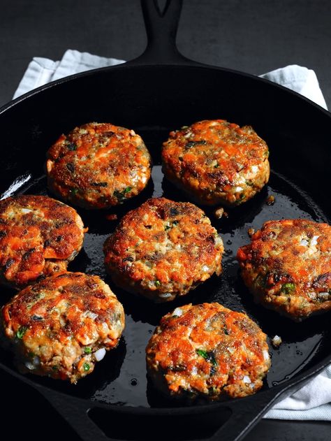 Low-So Dukka-Spiced Salmon Patties Low Sodium Salmon, Healthy Cookout, Grilled Meals, Spiced Salmon, Grilling Ideas, Salmon Spices, Salmon Patties Recipe, Bbq Dishes, Yummy Seafood