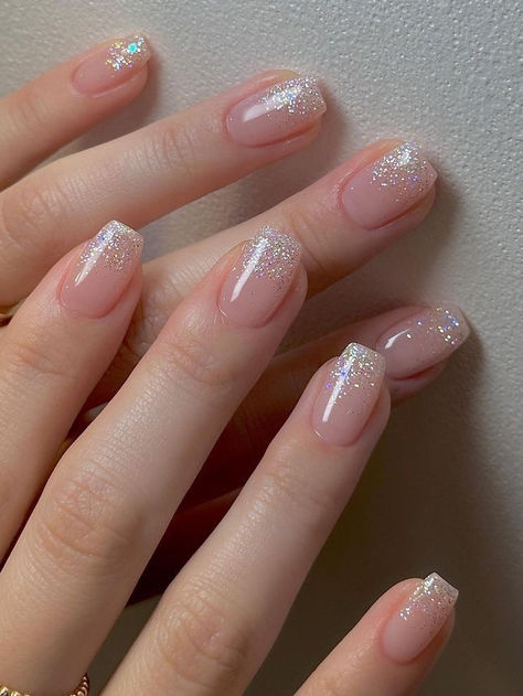 Korean glitter nails: glitter ombre Korean Glitter Nails, Nude Nails With Glitter, Clear Glitter Nails, Engagement Nails, Manikur Kuku, Glittery Nails, Square Nail Designs, Ombre Nails Glitter, Nude Nail Designs