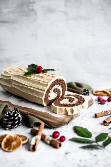 Biscoff Yule Log, Christmas Swiss Roll Cake Yule Log, Eggnog Yule Log, Yule Log Aesthetic, Swiss Roll Cake Christmas, White Yule Log Cake, Biscoff Swiss Roll, Brownie Yule Log, Log Cake Christmas