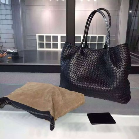 Bottage Veneta Bag Outfit, Botegga Venetta Bags, Cute Cheap Backpacks, Bottega Bag, Tot Bag, Veneta Bottega, Bottega Veneta Handbag, Expensive Bag, Bottega Veneta Bag