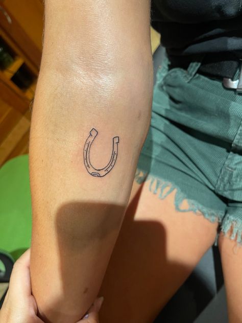 Horshoe Tatoos, Tattoo Horseshoe, Horseshoe Tattoo, Inside Of Arm Tattoo, Western Tattoo, Horse Shoe Tattoo, Cowgirl Tattoos, Cowboy Tattoos, Western Tattoos