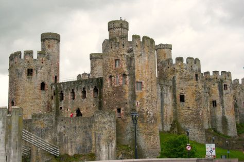 Conway Castle, Welsh Castles, Castles In Wales, British Castles, Stirling Castle, Road Trip Places, Castle Mansion, Famous Castles, Abandoned Castles