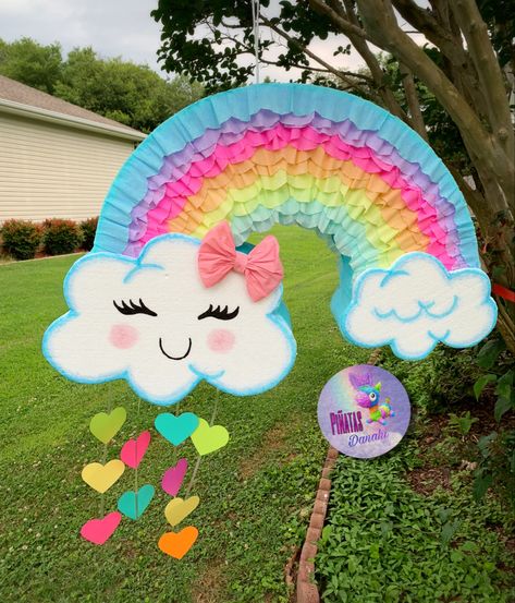 Hermoso arocirs color pastel Pastel Rainbow Themed 1st Birthday Party, Pastel Rainbow Party Centerpiece Ideas, Pastel Pinata, Baby Shower Arcoiris Decoracion, Pastel Rainbow One Year Old Party, Baby Blessing Party, Birthday Smiley, Rainbow Themed Birthday Party, Piñata Ideas