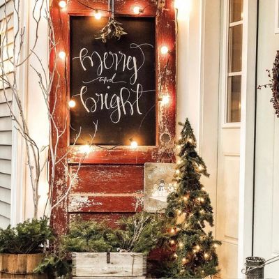 red door with chalk board and Christmas lights Repurposed Doors, Jenny Wren, Christmas Entry, Christmas Window Display, Christmas Window Decorations, Country Christmas Decorations, Christmas Front Porch, Christmas Porch Decor, So Satisfying