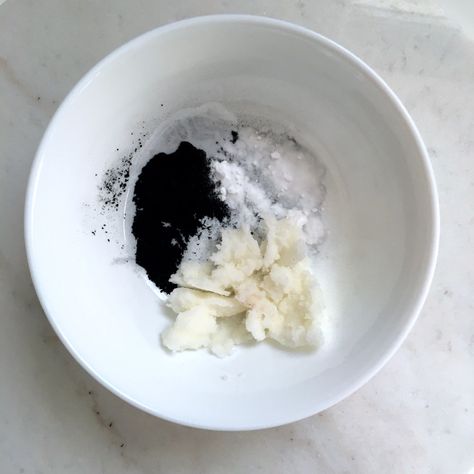 DIY Whitening Charcoal Toothpaste Diy Charcoal Toothpaste, Coconut Teeth Whitening, Coconut Oil Teeth Whitening, Natural Teeth Whitening Diy, Natural Teeth Whitening Remedies, Diy Toothpaste, Activated Charcoal Teeth Whitening, Teeth Whitening Methods, Teeth Whitening Homemade