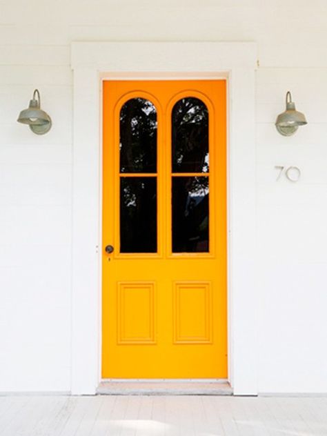 How to Add Instant Curb Appeal: Stunning Front Door Ideas Orange Front Door, Orange Front Doors, Yellow Front Doors, Orange Door, Beautiful Front Doors, Pintura Exterior, Yellow Doors, Geek Decor, Front Door Colors