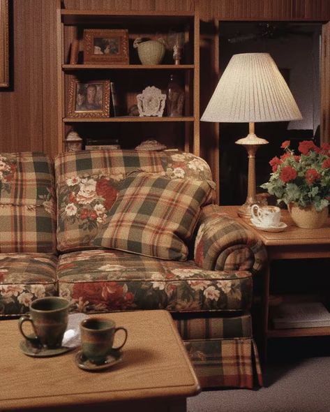 90s Living Room Decor, Nostalgic House Aesthetic, 1990s Living Room, 80s House Interior, 1980s Living Room, 1970s Cottage, 80s Living Room, 90s Living Room, 1980s Home Decor