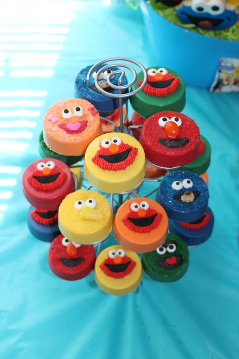 Sesame Street Chocolate Covered Oreos Sesame Street Chocolate Covered Oreos, Sesame Street Treat Table Ideas, Sesame Street Oreos, Sesame Street Strawberries, Sesame Street Treat Table, Sesame Street Snacks, Sesame Street Birthday Party Ideas Boy, Elmo Birthday Party, Sesame Street Birthday Party