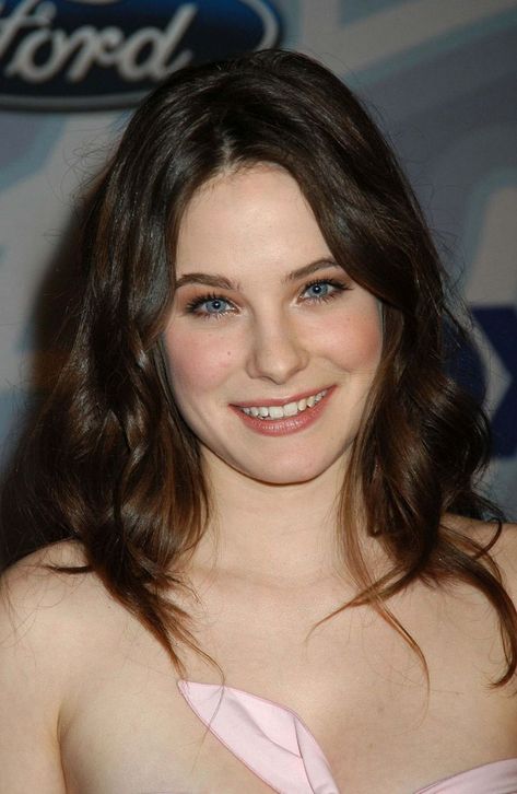 Caroline Dhavernas, Olivia Taylor Dudley, Canadian Actresses, Jennifer Morrison, Zooey Deschanel, Gal Gadot, Classic Films, Book Characters, Nicki Minaj