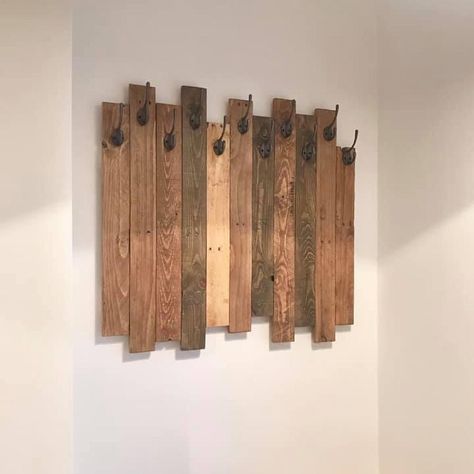 Pallet Coat Racks, Diy Coat Rack, Pallet Furniture Designs, Diy Coat, Rustic Coat Rack, Vintage Door Knobs, Wooden Coat Rack, Pallet Decor, Diy Fan