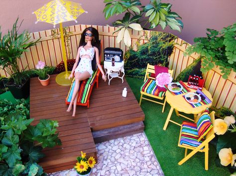 Barbie chillin in her backyard - photo by Debby Emerson Popsicles Sticks, Barbie Room, Barbie Diorama, Diy Barbie Furniture, Barbie Diy, Barbie Dream, Barbie Dream House, Barbie House, Barbie Accessories