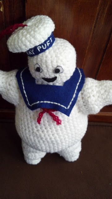 Stay Puft Marshmallow Man!! Artsy Crochet, Alternative Crochet, Crochet Nerd, Crochet Superhero, Small Keychains, Crocheted Ornaments, Nerdy Crochet, Amigurumi Characters, Diy Geek