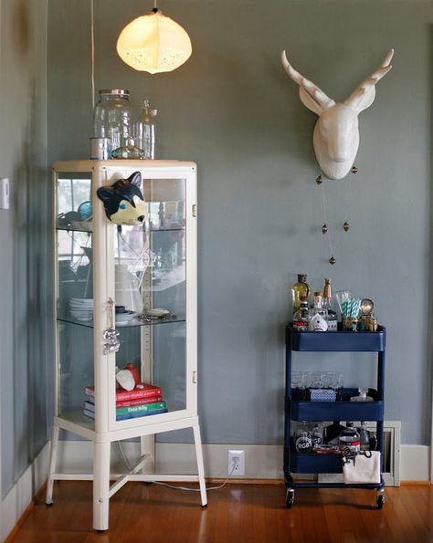 When you combine a full-of-promise IKEA product and a $5 can of spray paint, the results are nothing short of a DIY miracle. Ikea Fabrikor, Vitrine Ikea, Ikea Raskog, Hacks Ikea, Easy Ikea Hack, Seattle Homes, Ikea Cabinets, Deer Head, Glass Cabinet