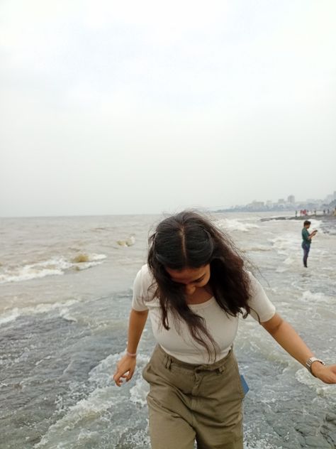 Accross Mannat, Bandstand Mumbai | Mumbai Beach | hard rock beach | Beach photoshoot Mumbai Outfit Ideas, Mumbai Girl Aesthetic, Mumbai Outfits, Bandstand Mumbai, Beachy Lifestyle, Mumbai Beach, Creative Beach Pictures, Rock Photoshoot, Tourist Outfit